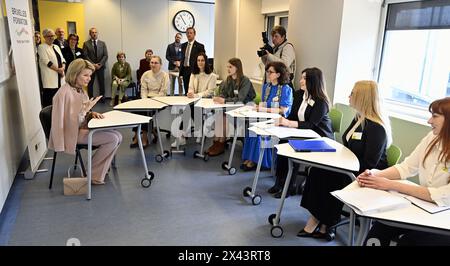 Bruxelles, Belgio. 30 aprile 2024. La regina Matilde del Belgio visita un corso di formazione linguistica durante una visita reale al dipartimento di lingua della formazione Bruxelles, l'agenzia governativa di lingua frenetica per la formazione professionale, a Bruxelles, martedì 30 aprile 2024. BELGA PHOTO ERIC LALMAND credito: Belga News Agency/Alamy Live News Foto Stock