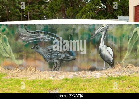 Native Birds Water Tank Art di Simon White, Bemm River, Victoria, Australia Foto Stock