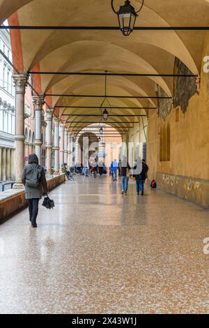 Bologna è famosa per le sue passerelle coperte che offrono riparo dalla pioggia. Originariamente costruito per estendere le proprietà a livello del suolo. Foto Stock