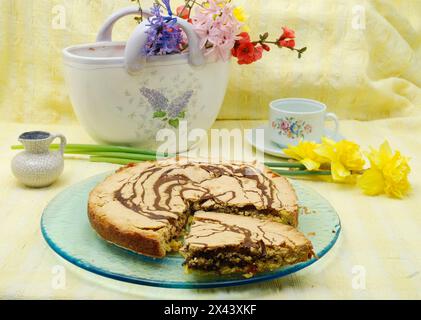 Tipica torta italiana di torta caprese fatta di cioccolato e mandorle Foto Stock