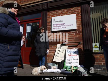 Loughborough, Leicestershire, Regno Unito. 30 aprile 2024. I manifestanti che manifestano contro la deportazione pianificata di migranti e rifugiati in Ruanda si trovano al di fuori di un Centro di segnalazione per l'applicazione dell'immigrazione. Accreditare Darren Staples/Alamy Live News. Foto Stock