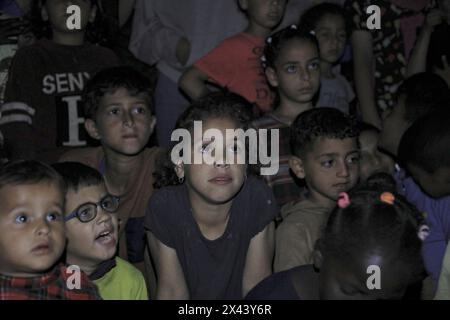 (240430) -- RAFAH, 30 aprile 2024 (Xinhua) -- i bambini guardano i cartoni animati in un campo temporaneo nella città meridionale della Striscia di Gaza, Rafah, 29 aprile 2024. (Foto di Rizek Abdeljawad/Xinhua) Foto Stock