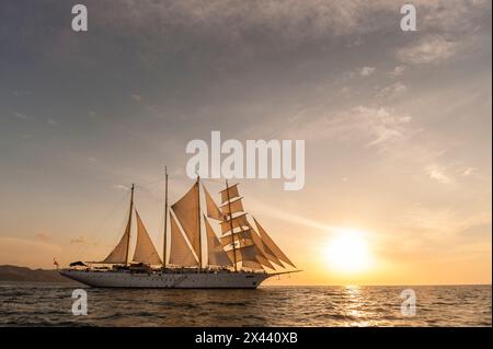 La nave da crociera Star Flyer è in corso al tramonto. Costa Rica. (Solo per uso editoriale) Foto Stock