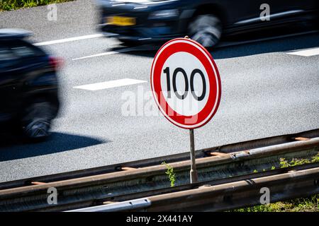 29 aprile 2024, UTRECHT - Un cartello stradale lungo l'autostrada con una velocità massima di 100 chilometri all'ora. ANP / Hollandse Hoogte / Tobias Kleuver netherlands Out - belgio Out Foto Stock