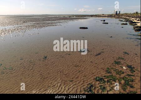 Vista grandangolare della baia di Pegwell con sullo sfondo la vecchia centrale elettrica di Richborough Foto Stock