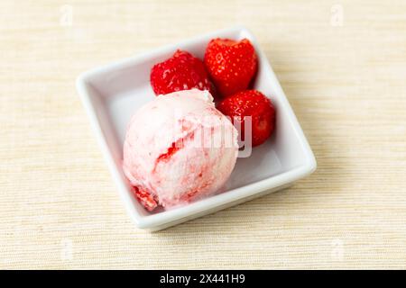 Gelato allo yogurt appena fatto in casa con fragole dall'alto Foto Stock