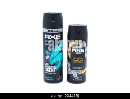 Fragranza body spray Ocala, Florida 2-18-2024 Axe Apollo e Axe Black Vanilla in flacone spray nero con etichetta blu isolata su backgrou bianco Foto Stock