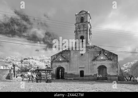 Un'immagine a infrarossi di un cavallo e un carro che attraversano le ciottoli di fronte alla chiesa di Santa Ana, Plaza Sant Ana, Trinidad, Cuba. Foto Stock