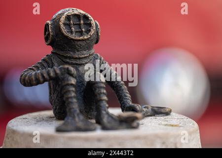 Budapest, Ungheria - 13 aprile 2024: Mini scultura in bronzo Kolodko Diver. Foto Stock