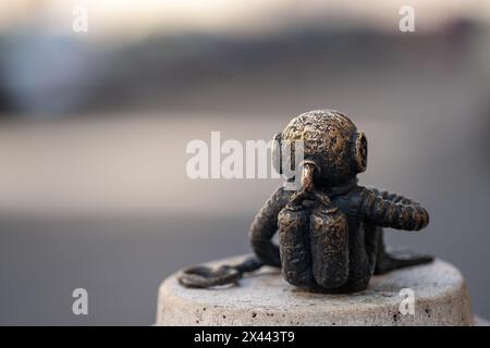 Budapest, Ungheria - 13 aprile 2024: Mini scultura in bronzo Kolodko Diver. Foto Stock