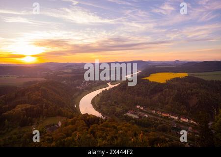 Sächsische Schweiz Sonnenaufgang auf dem Lilienstein. Der Lilienstein ist der markanteste und bekannteste Felsen im Elbsandsteingebirge. Blick ins Elbtal nach Bad Schandau. Ebenheit Sachsen Deutschland *** Svizzera sassone alba sul Lilienstein il Lilienstein è la roccia più suggestiva e più conosciuta delle Montagne di arenaria dell'Elba Vista sulla valle dell'Elba fino a Bad Schandau Ebenheit Sassonia Germania Foto Stock