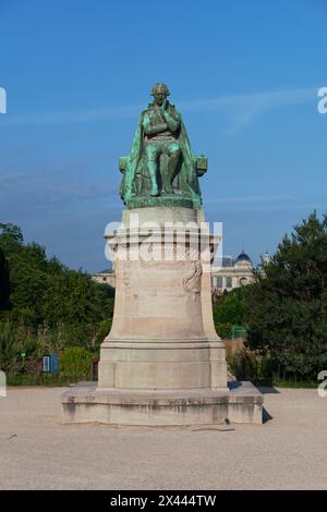 Statua in bronzo di Jean-Baptiste de Lamarck (naturalista francese) realizzata da Léon Fagel, sul monumento eretto nel 1909 per abbonamento universale al Jar Foto Stock
