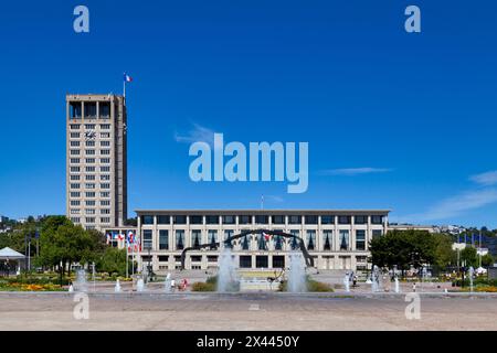 Le Havre, Francia - 5 agosto 2020: Fontana sulla piazza della città di fronte al municipio. Foto Stock