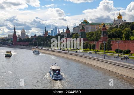 Mosca, Russia - 07 luglio 2018: Il muro del Cremlino di Mosca di fronte al fiume Moskva con la Cattedrale dell'Arcangelo, la Cattedrale dell'Annunciatio Foto Stock