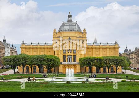 Zagabria, Croazia - 13 aprile 2019: Il Padiglione d'arte di Zagabria (in croato: Umjetnički Paviljon u Zagrebu) è una galleria d'arte nella città bassa di fronte al Foto Stock