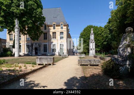 Rouen, Francia - 21 luglio 2017: Ex convento della Visitazione, oggi museo delle antichità e del suo giardino. Foto Stock