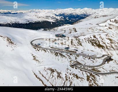 La strada di montagna si snoda attraverso un paesaggio ventoso alla luce del giorno, strada a serpentina vicino a El Pas de la Casa, Encamp, Andorra, Pirenei Foto Stock