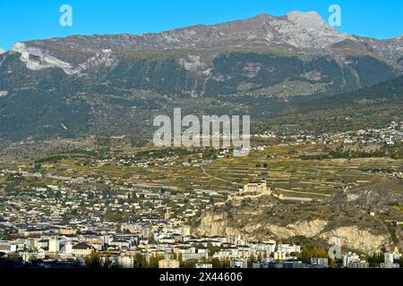 La città di Sion con la chiesa di Notre-Dame de Valere, la basilica di Valeria sulla collina della Valeria nella valle del Rodano, Sion, Sion, Vallese, Svizzera Foto Stock