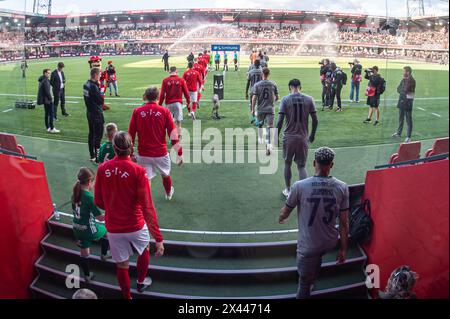 Silkeborg, Danimarca. 29 aprile 2024. I giocatori delle due squadre entrano in campo per la partita 3F Superliga tra Silkeborg IF e FC Midtjylland al Jysk Park di Silkeborg. (Photo Credit: Gonzales Photo/Alamy Live News Foto Stock