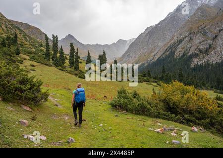 Escursione nella valle di montagna, Chong Kyzyl Suu Valley, Terskey Ala, Tien-Shan Mountains, Kirghizistan Foto Stock