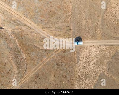 Vista aerea, vasto paesaggio vuoto, veicolo stradale e fuoristrada, vista dall'alto, due percorsi divisi, simbolo delle decisioni, montagne Moldo Too, Naryn Foto Stock