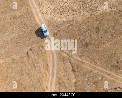 Vista aerea, vasto paesaggio vuoto, veicolo stradale e fuoristrada, vista dall'alto, due percorsi divisi, simbolo delle decisioni, montagne Moldo Too, Naryn Foto Stock