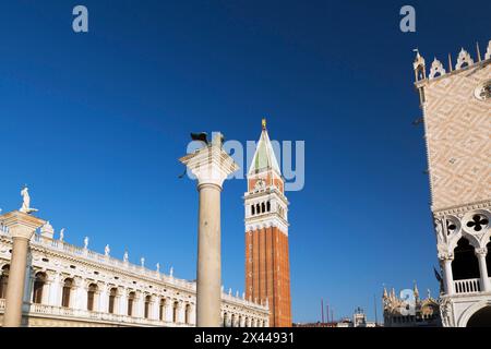 Colonna di San Teodoro, colonna di leoni alati in bronzo, Biblioteca Nazionale di San Marco o edificio della Biblioteca Nazionale Marciana, il campanile del Campanile Foto Stock