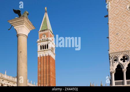 Colonna di leoni alati in bronzo, Biblioteca Nazionale di San Marco o edificio della Biblioteca Nazionale Marciana, il campanile del Campanile e il Palazzo Ducale Foto Stock