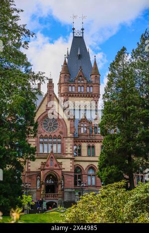 Castello di Drachenburg, Drachenfels, montagna nei monti Siebengebirge sopra il Reno tra Koenigswinter e Bad Honnef, nord Foto Stock