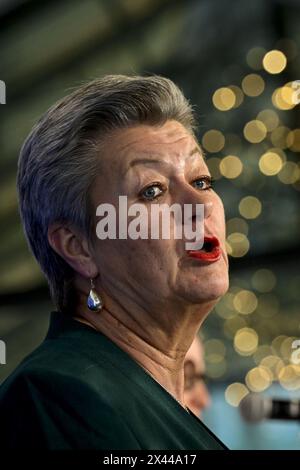 Gent, Belgio. 30 aprile 2024. Ylva Johansson, Commissario europeo per gli affari interni, nella foto di una conferenza ministeriale sull'attuazione e l'operatività del Patto europeo di asilo e migrazione, tenutasi a Gent martedì 30 aprile 2024. BELGA FOTO DIRK WAEM credito: Belga News Agency/Alamy Live News Foto Stock