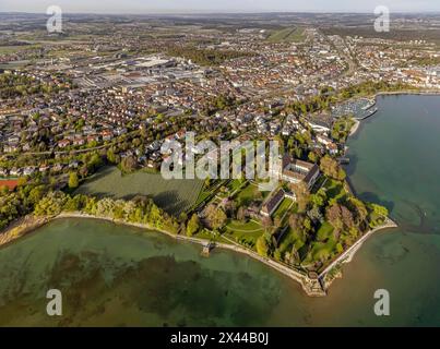 Schlosshorn con castello e chiesa del castello, turismo sul lago di Costanza, vista aerea, vista della città di Friedrichshafen, Baden-Wuerttemberg, Germania Foto Stock