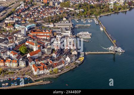 Passeggiata sul lago, molo e porto, partenza in traghetto per Romanshorn, turismo sul lago di Costanza, vista aerea, vista della città di Friedrichshafen Foto Stock
