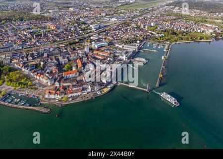 Passeggiata sul lago, molo e porto, partenza in traghetto per Romanshorn, turismo sul lago di Costanza, vista aerea, vista della città di Friedrichshafen Foto Stock