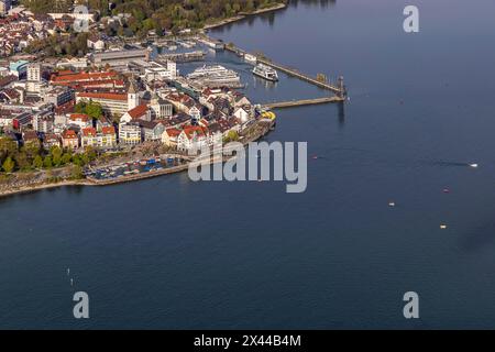 Volo in uno zeppelin sul Lago di Costanza, vista aerea, Friedrichshafen con porticciolo, molo e porto, Friedrichshafen, Baden-Wuerttemberg Foto Stock