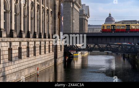 Ponte S-Bahn al Bode Museum, Berlino, Germania Foto Stock