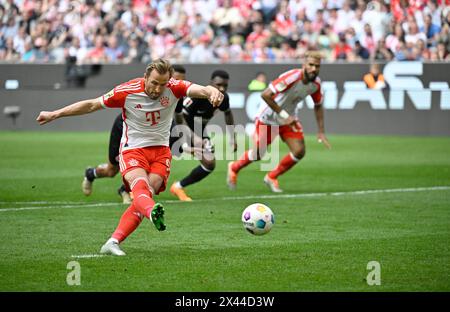 Goal kick, azione, goal chance, rigore, calcio di rigore, Harry Kane FC Bayern Monaco FCB (09) Allianz Arena, Monaco di Baviera, Germania Foto Stock