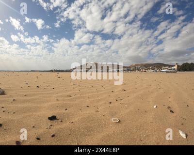 Kasbah Agadir Oufella scrive sulla collina che significa, Dio, Paese, Re. Persone che camminano sulle orme della spiaggia nella sabbia, case Foto Stock