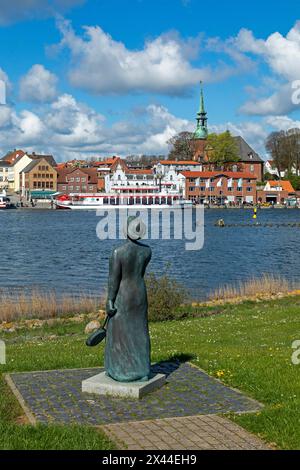 Statua, punto panoramico Schleibruecke, chiesa, nave da escursione Schlei Princess, porto, Kappeln, Schlei, Schleswig-Holstein, Germania Foto Stock