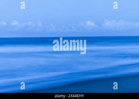 USA, North Carolina, Avon. Oceano Atlantico al molo di pesca di Avon Foto Stock