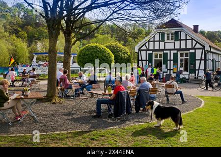 Persone alla Royal Lockkeeper's House sulla Ruhr con la motonave MS Schwalbe II, Witten, Renania settentrionale-Vestfalia, Germania Foto Stock