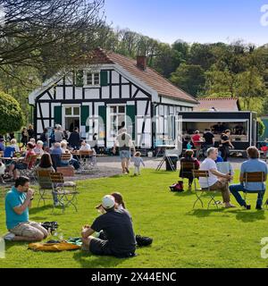 Persone alla Royal Lockkeeper's House sulla Ruhr sulla pista ciclabile della Ruhr Valley, Witten, Renania settentrionale-Vestfalia, Germania Foto Stock