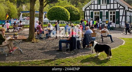 Persone alla Royal Lockkeeper's House sulla Ruhr con la motonave MS Schwalbe II, Witten, Renania settentrionale-Vestfalia, Germania Foto Stock