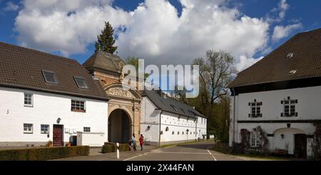 Abbazia di Eppinghoven con il mulino sulla destra, ex abbazia cistercense, Neuss, bassa Renania, Renania settentrionale-Vestfalia, Germania Foto Stock