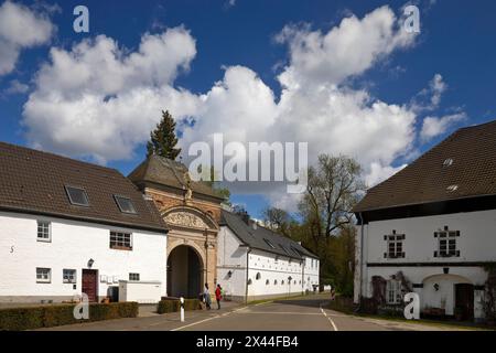 Abbazia di Eppinghoven con il mulino sulla destra, ex abbazia cistercense, Neuss, bassa Renania, Renania settentrionale-Vestfalia, Germania Foto Stock