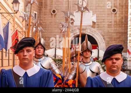 Vaticano, città del Vaticano. 30 aprile 2024. Vaticano, città del Vaticano, 30 aprile 2024. La Guardia Svizzera Vaticana recluta la marcia durante le prove della loro imminente cerimonia di giuramento. 34 nuove guardie Svizzere giureranno nel cortile di San Damaso il 6 maggio. Crediti: Riccardo De Luca - aggiornamento immagini/Alamy Live News Foto Stock