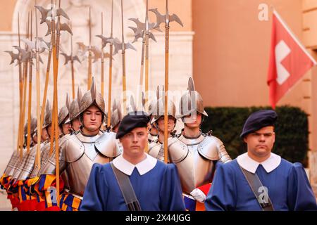 Vaticano, città del Vaticano. 30 aprile 2024. Vaticano, città del Vaticano, 30 aprile 2024. La Guardia Svizzera Vaticana recluta la marcia durante le prove della loro imminente cerimonia di giuramento. 34 nuove guardie Svizzere giureranno nel cortile di San Damaso il 6 maggio. Crediti: Riccardo De Luca - aggiornamento immagini/Alamy Live News Foto Stock