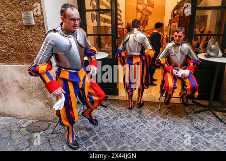 Vaticano, città del Vaticano. 30 aprile 2024. Vaticano, città del Vaticano, 30 aprile 2024. La Guardia Svizzera Vaticana recluta una pausa durante le prove della loro imminente cerimonia di giuramento. 34 nuove guardie Svizzere giureranno nel cortile di San Damaso il 6 maggio. Crediti: Riccardo De Luca - aggiornamento immagini/Alamy Live News Foto Stock