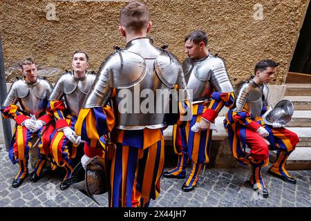 Vaticano, città del Vaticano. 30 aprile 2024. Vaticano, città del Vaticano, 30 aprile 2024. La Guardia Svizzera Vaticana recluta una pausa durante le prove della loro imminente cerimonia di giuramento. 34 nuove guardie Svizzere giureranno nel cortile di San Damaso il 6 maggio. Crediti: Riccardo De Luca - aggiornamento immagini/Alamy Live News Foto Stock