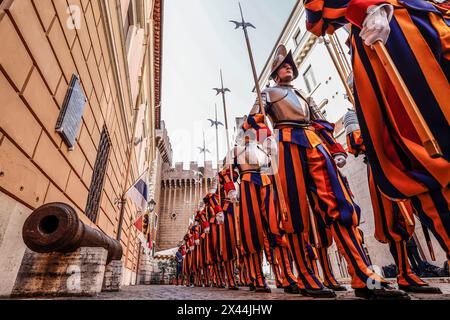 Vaticano, città del Vaticano. 30 aprile 2024. Vaticano, città del Vaticano, 30 aprile 2024. La Guardia Svizzera Vaticana recluta la marcia durante le prove della loro imminente cerimonia di giuramento. 34 nuove guardie Svizzere giureranno nel cortile di San Damaso il 6 maggio. Crediti: Riccardo De Luca - aggiornamento immagini/Alamy Live News Foto Stock