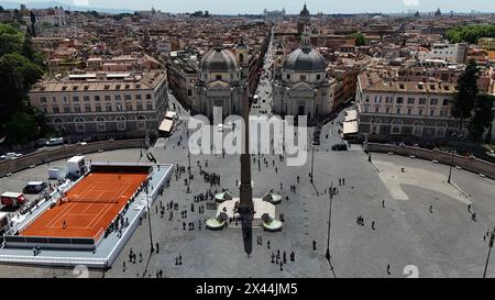 Roma, Italia. 30 aprile 2024. Il campo da tennis allestito a Roma in Piazza del popolo per gli internazionali BNL d'Italia 2024. Italia - martedì 30 aprile 2024 - Sport Tennis ( foto di Alfredo Falcone/LaPresse ) credito: LaPresse/Alamy Live News Foto Stock